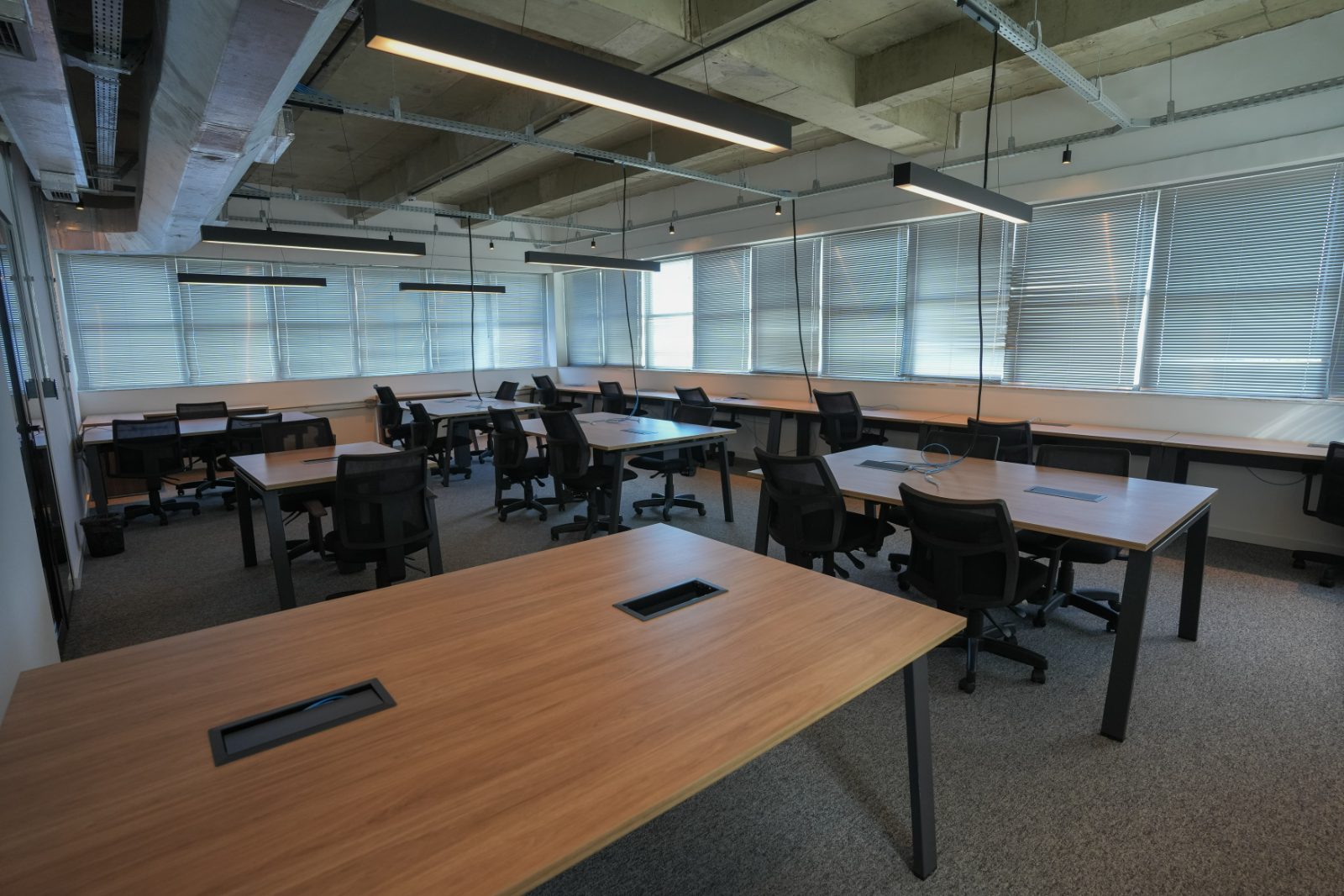 Sala privativa com estações de trabalho