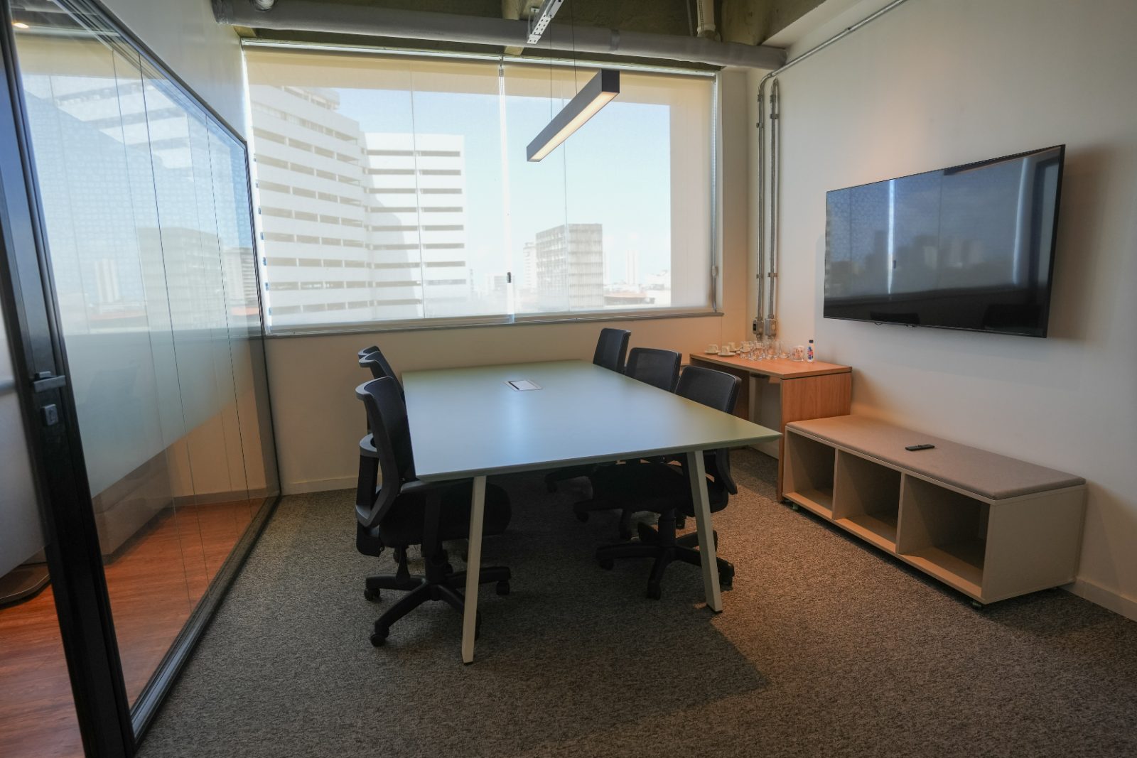 Sala de reunião para seis pessoas